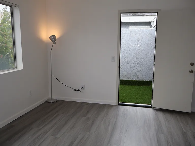 1323 W Palmyra Ave #B — Photo 17