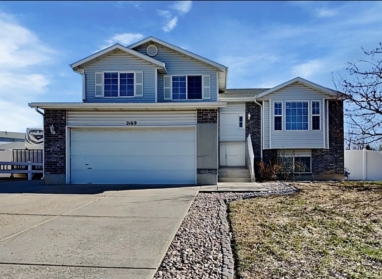 5 bed, 2.5 bath, 2084 sqft, $2,600 — Photo 1