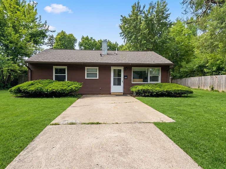 2862 Corvallis Cres — Photo 1