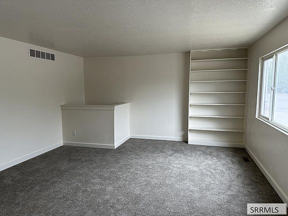 4th image of 3975 Henderson Ln