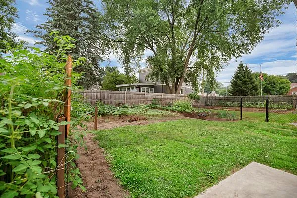2139 Foster Ave — Photo 32
