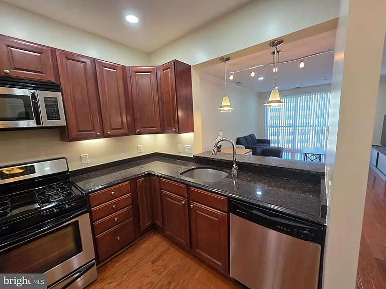 38 Maryland Ave #Penthouse 608 — Photo 3