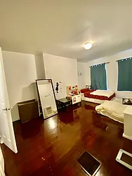 Rented by R New York