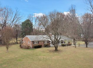 10231 Elizabeth St, Great Falls, VA 22066