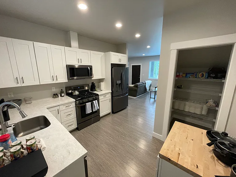 4430 Cable St — Photo 2