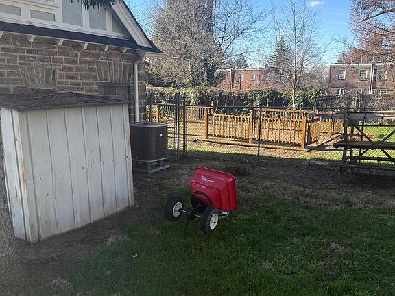 3rd image of 820 E Vernon Rd