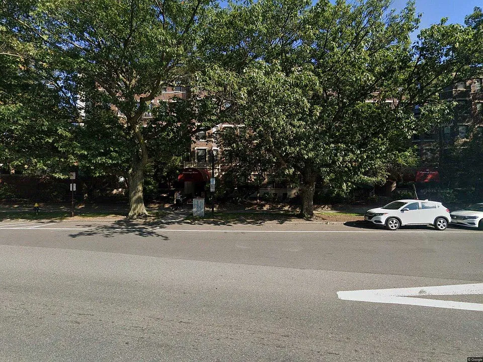 Riverway St