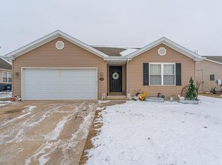 2904 Breezewood Blvd, Bloomington, IL 61704