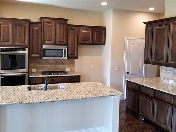 3rd image of 4402 Juniper Ln