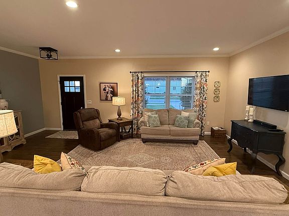 2nd image of 208 E Goldenrod Ave