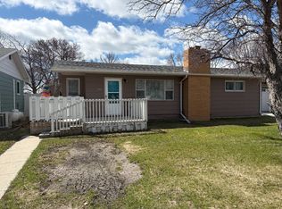 402 15th St NE, Devils Lake, ND 58301