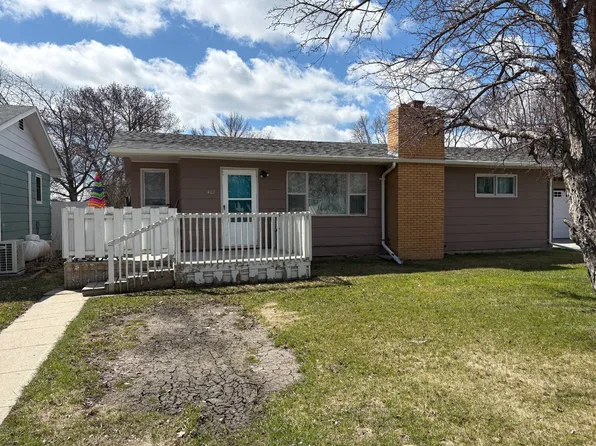 402 15th St NE, Devils Lake, ND 58301