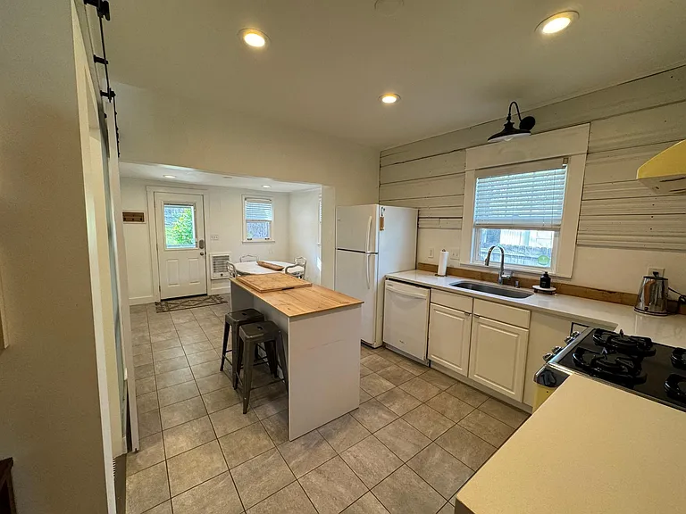 2215 Lindell Ave — Photo 14