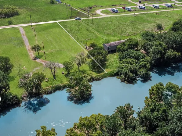 2173 Guadalupe River Dr, Tivoli, TX 77990