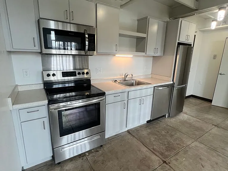 521 W 2nd Street - Leijona — Photo 30