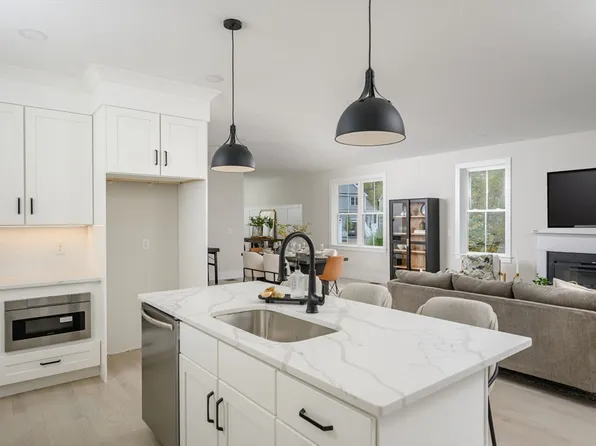 16 Howland Trl #37, Hanson, MA 02341