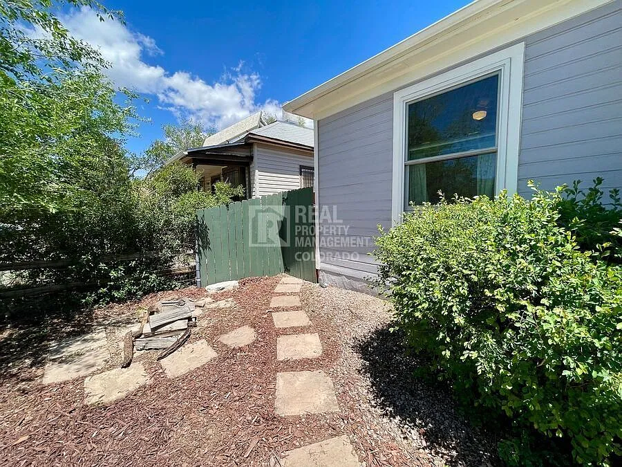 Charming, Updated Home in a Walkable Neighborhood 902 Cucharras St, Colorado Springs — Photo 3