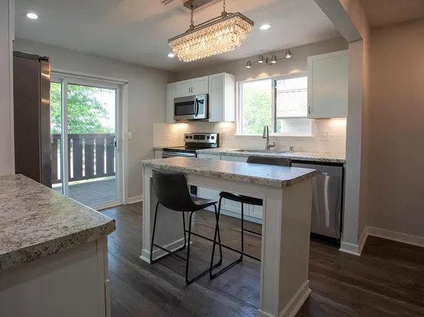 1334 Greenhedge ROAD #B4, Pewaukee, WI 53072