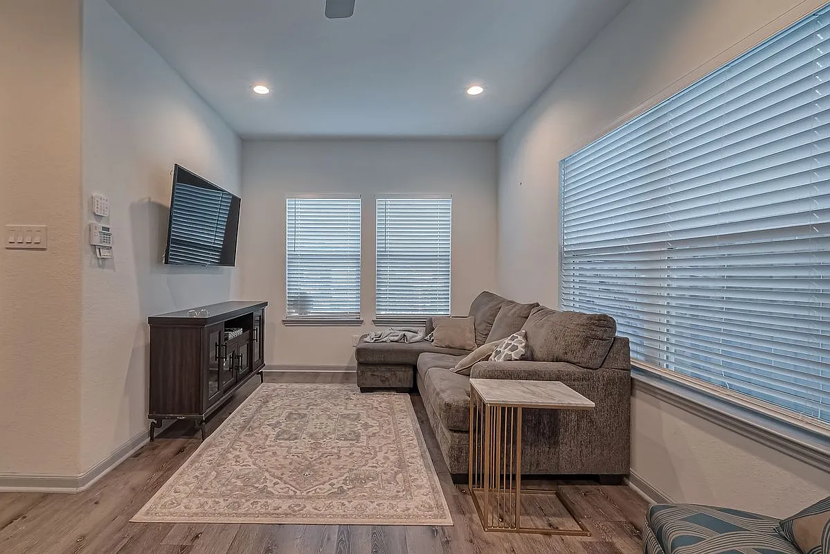 3 bed, 2.5 bath, 1322 sqft, $1,900 — Photo 3