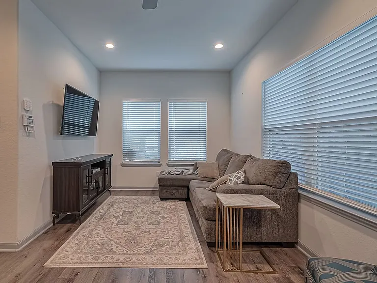 3540 Rebecca St — Photo 3