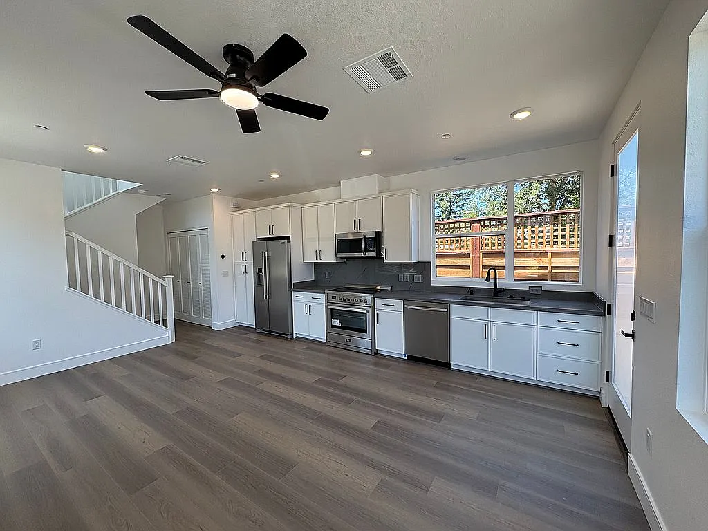 1 bed, 801 sqft, $2,300 — Photo 2