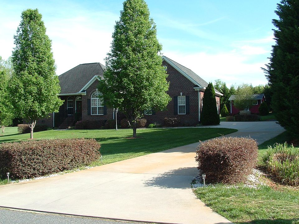 3 bedroom 2.5 bath 3 car gar