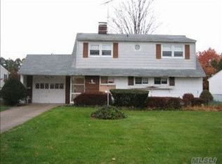 34 Choir Ln, Westbury, NY 11590