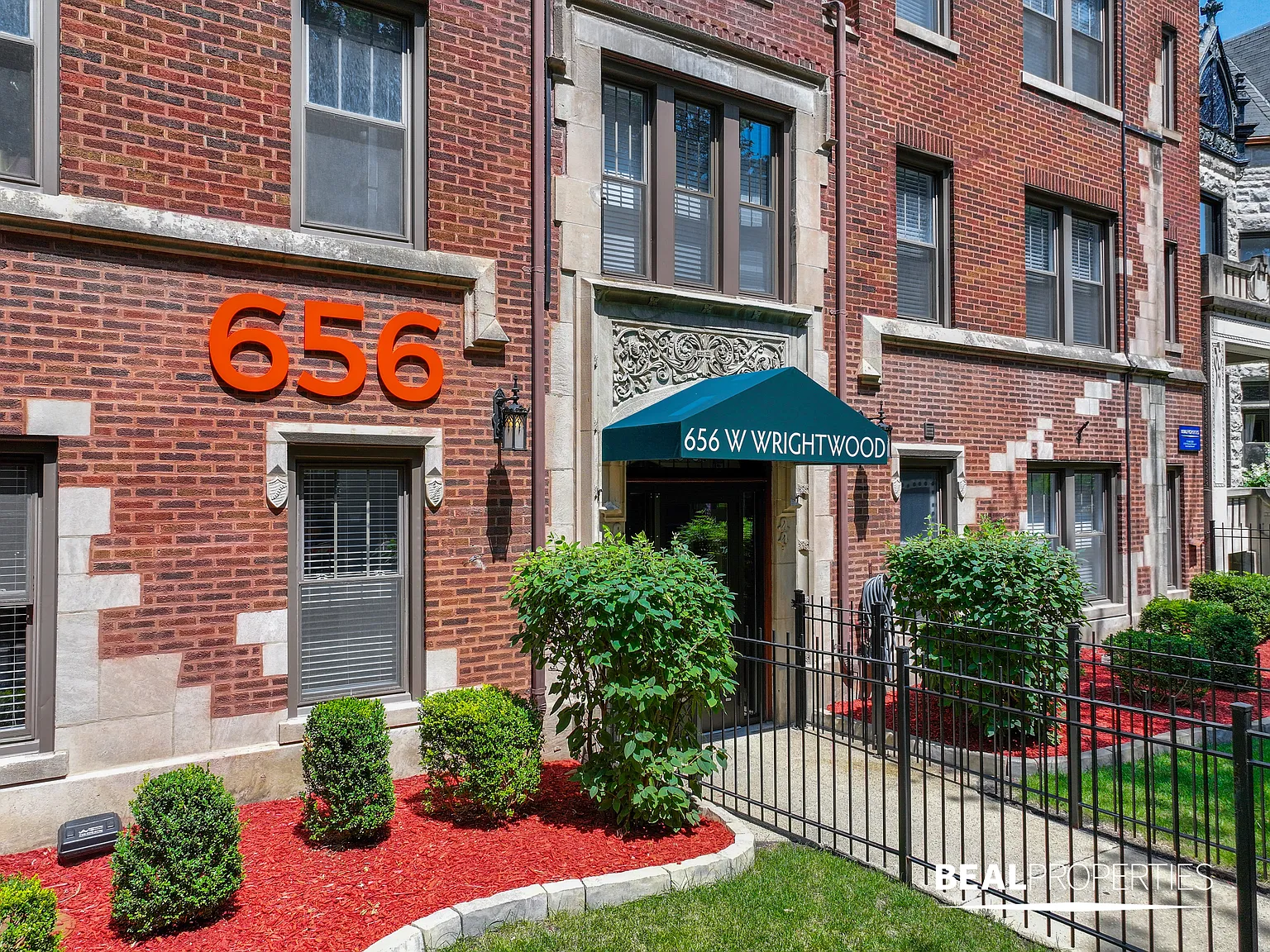 656 W Wrightwood — Photo 2