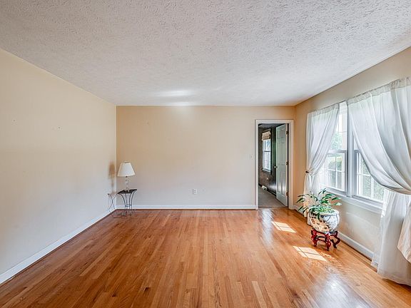 5th image of 95 Viking Dr