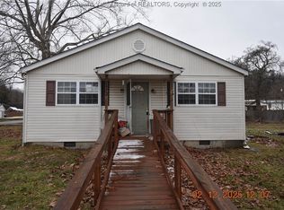 2472 Montana Ave, Hurricane, WV 25526