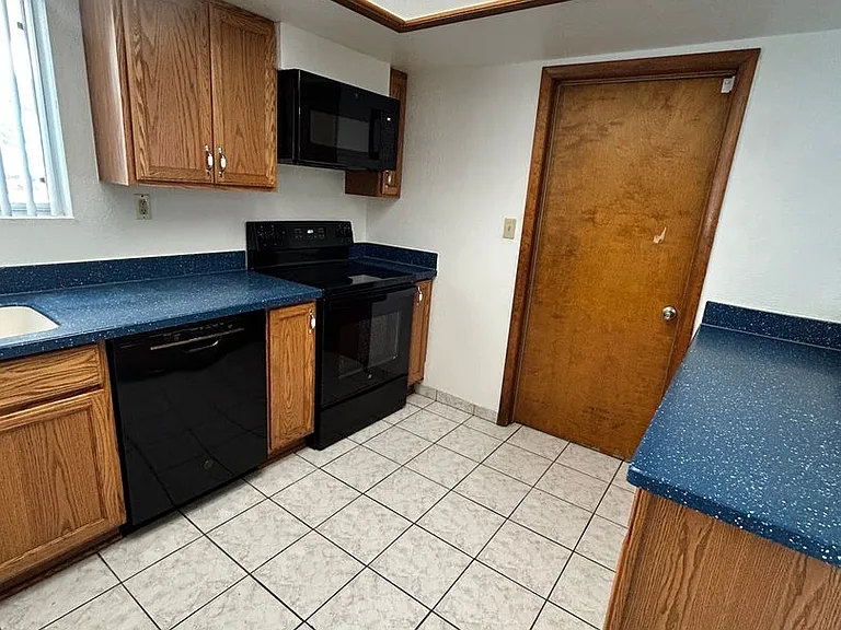 2401 Cosnina Dr — Photo 9