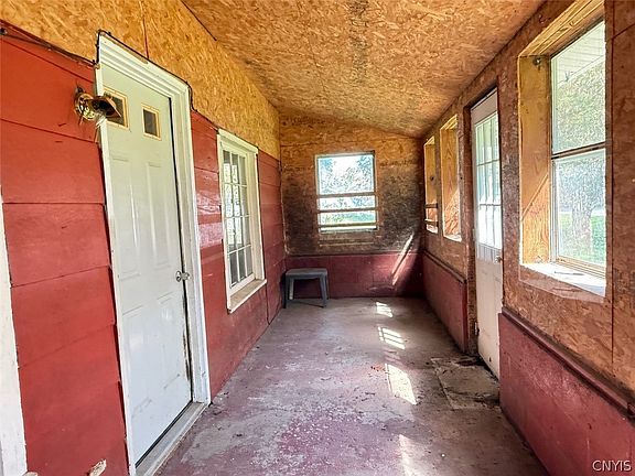 5th image of 328 Ouderkirk Rd