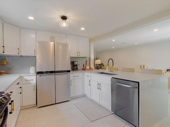5th image of 537 NE 14th Ct