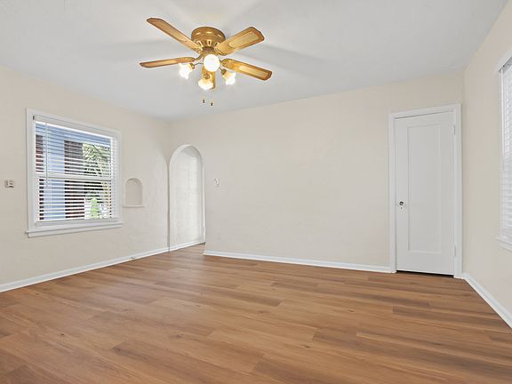 2nd image of 418 W 40th St