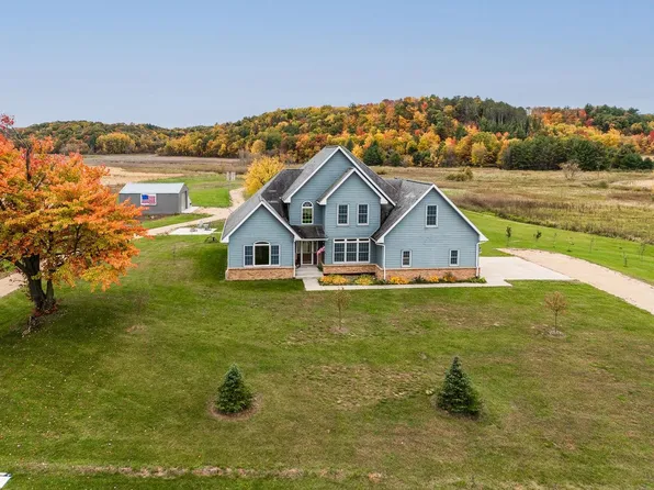 W6111 Chapel Rd, Mauston, WI 53948