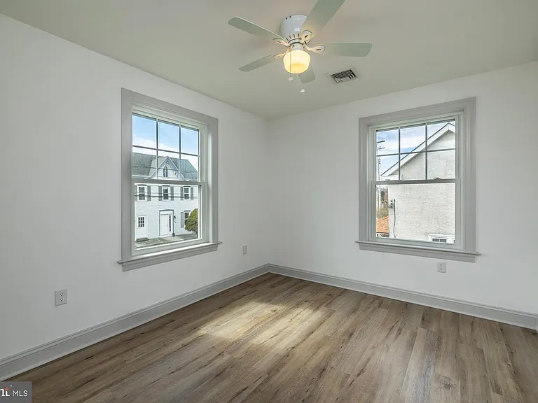 411 James St — Photo 41