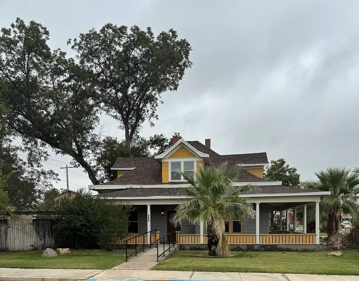 3 bed, 2.5 bath, 2100 sqft, $4,920 — Photo 1