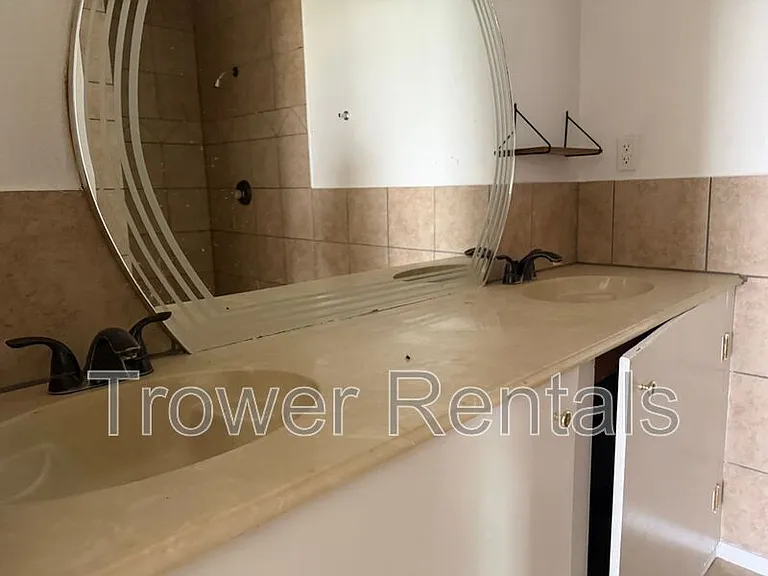 406 San Jacinto St — Photo 12