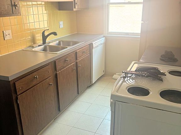 4th image of 364 Robert Dr #4