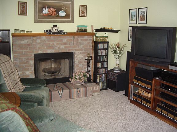FAMILY RM W/FIREPLACE