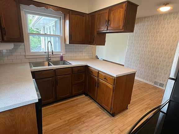 3rd image of 86 Roselawn Ave E #1