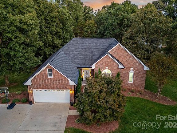 4th image of 11 Greenway Dr