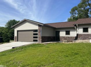 402 E Valley Dr, Carroll, IA 51401