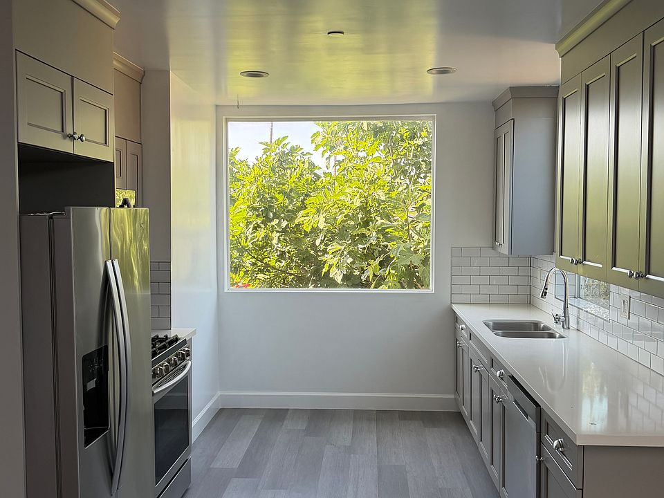 1st image of 4557 Rosewood Ave #7