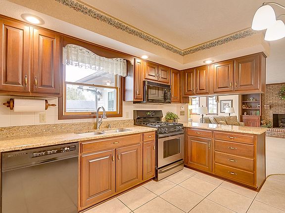 Oak Eat in Kitchen Beautiful Oak Cabinetry, Pantry, Baking/Coffee Center