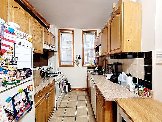 4th image of 129 Atlantic Ave APT 2