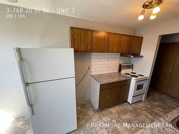 4th image of 3 20th St NE Unit 3