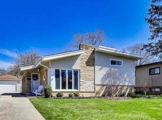 109 S Weller Ln, Mount Prospect, IL 60056
