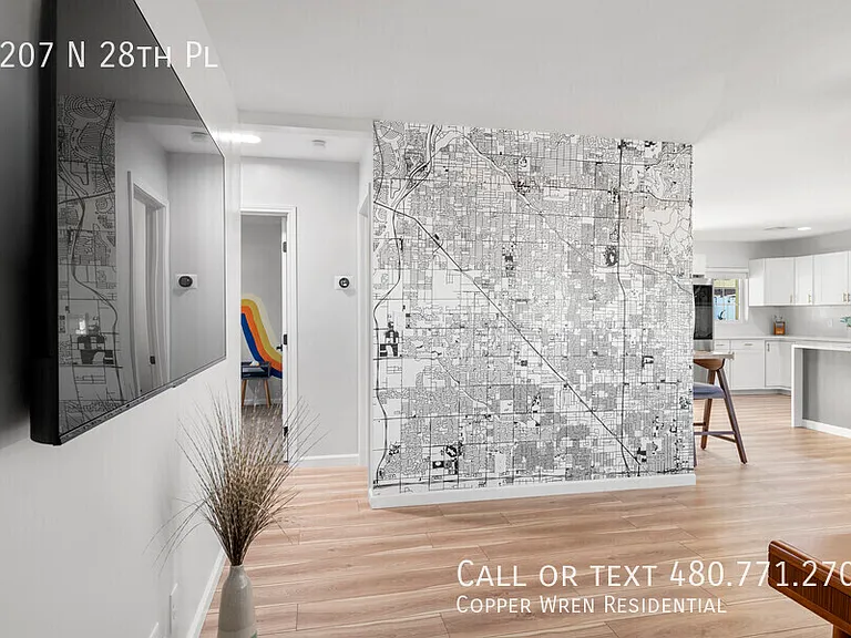 2207 N 28th Pl — Photo 2