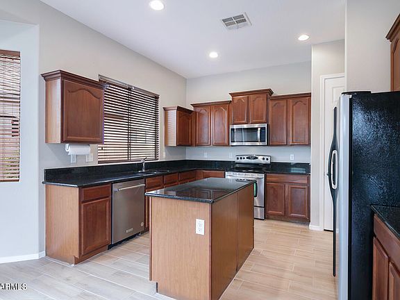 4th image of 1046 E PHELPS Street